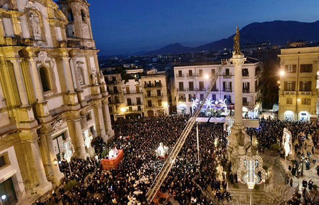 Omaggio floreale all’Immacolata